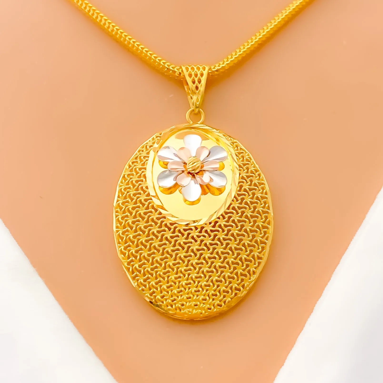 Attractive Floral Oval 22K Gold Mesh Pendant