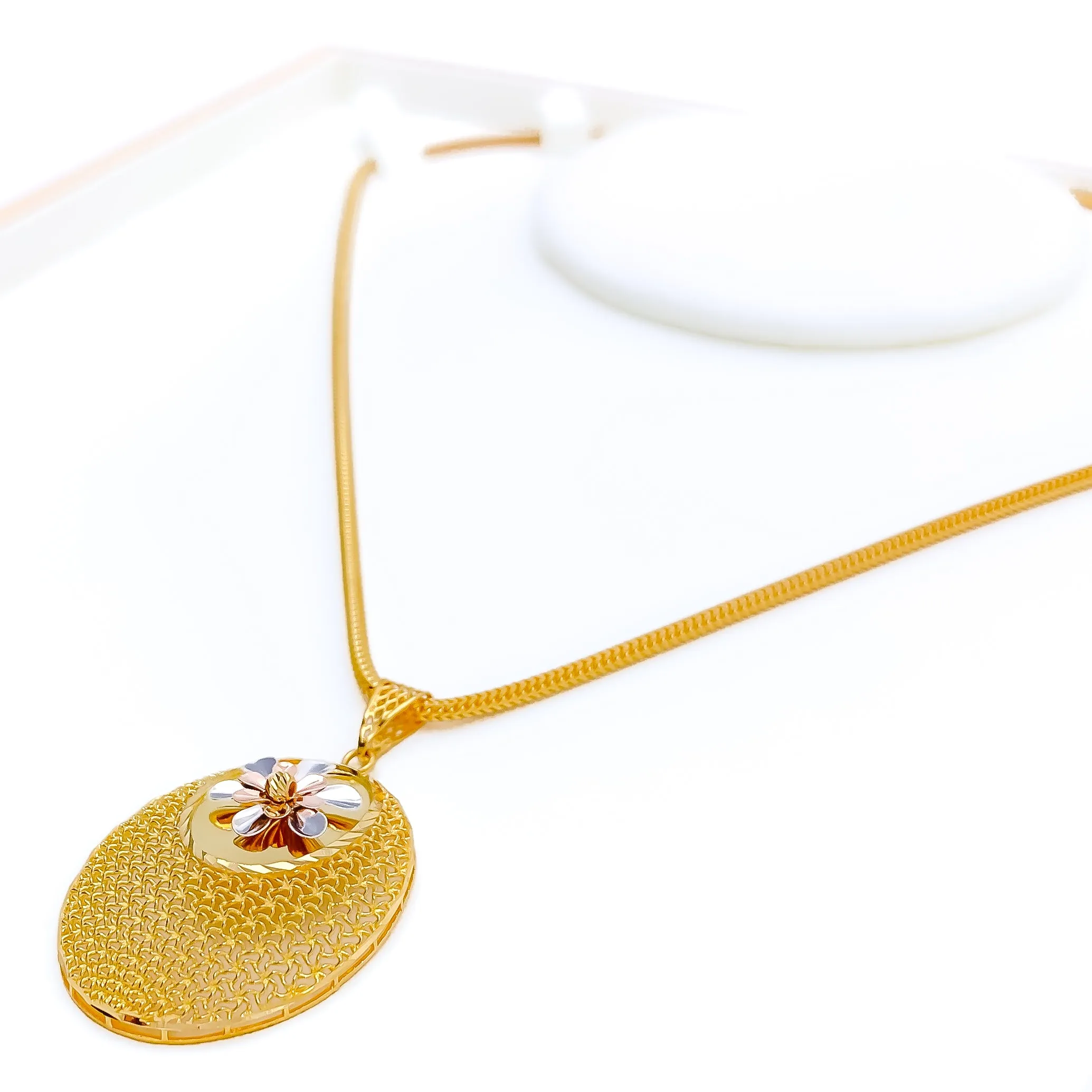 Attractive Floral Oval 22K Gold Mesh Pendant