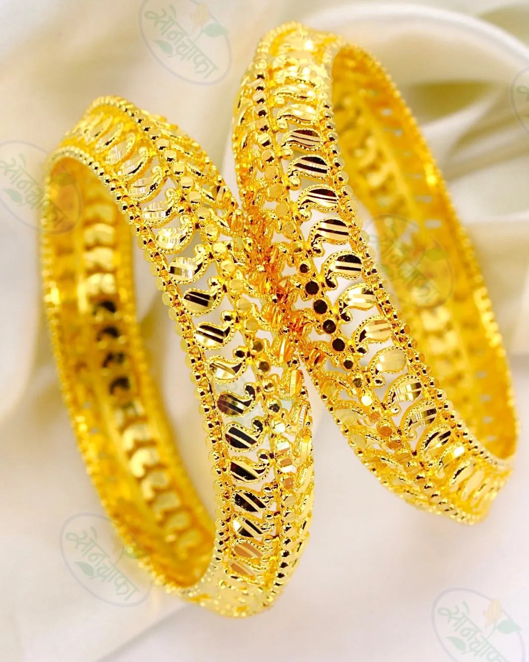 STUNNING GOLDEN BANGLES